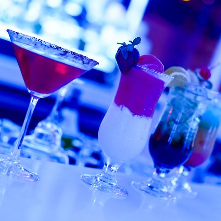 パラシオ ムンド インペリアル アカプルコ エクステリア 写真 A cosmopolitan cocktail