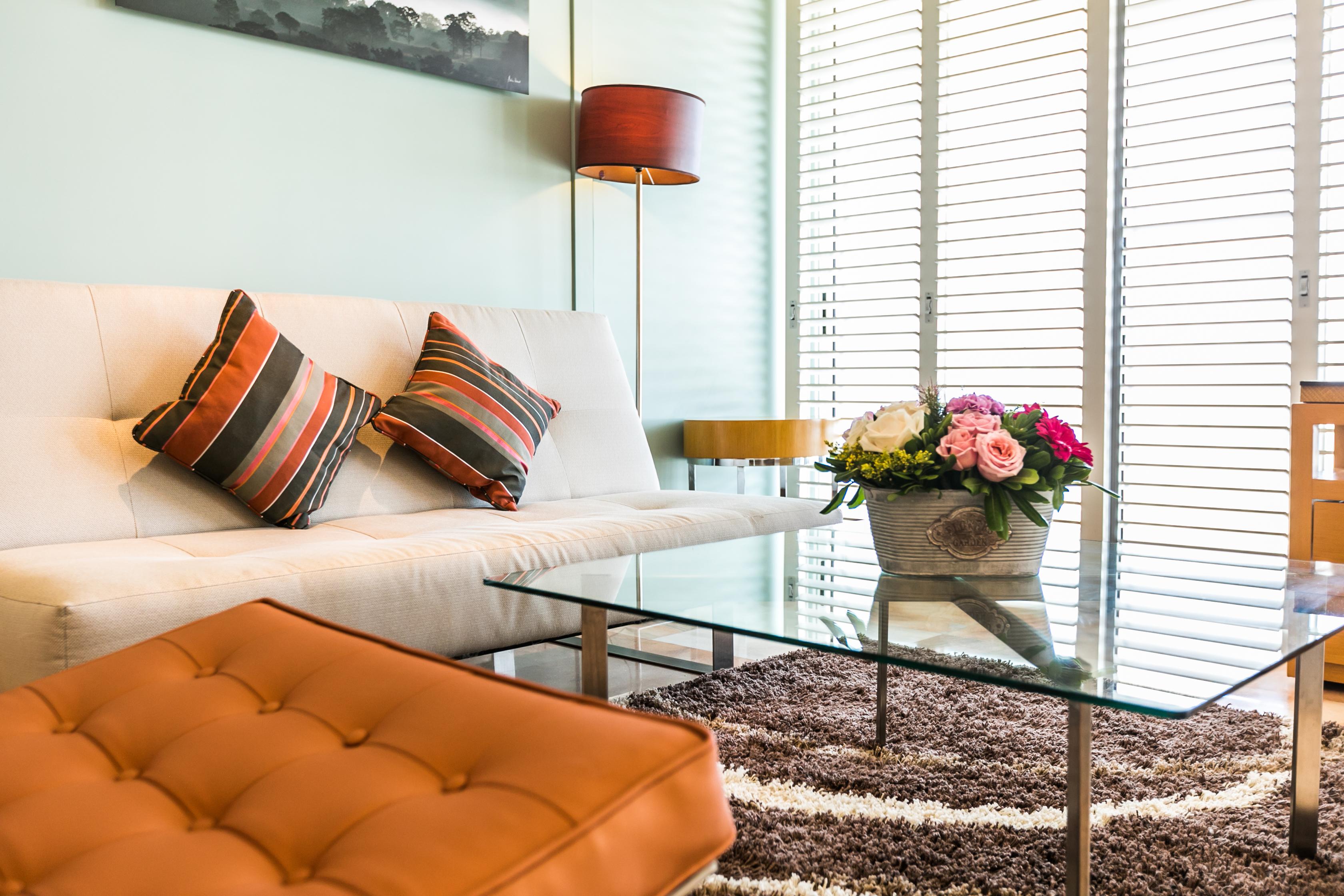 パラシオ ムンド インペリアル アカプルコ エクステリア 写真 A living room with a sofa, ottoman, and coffee table