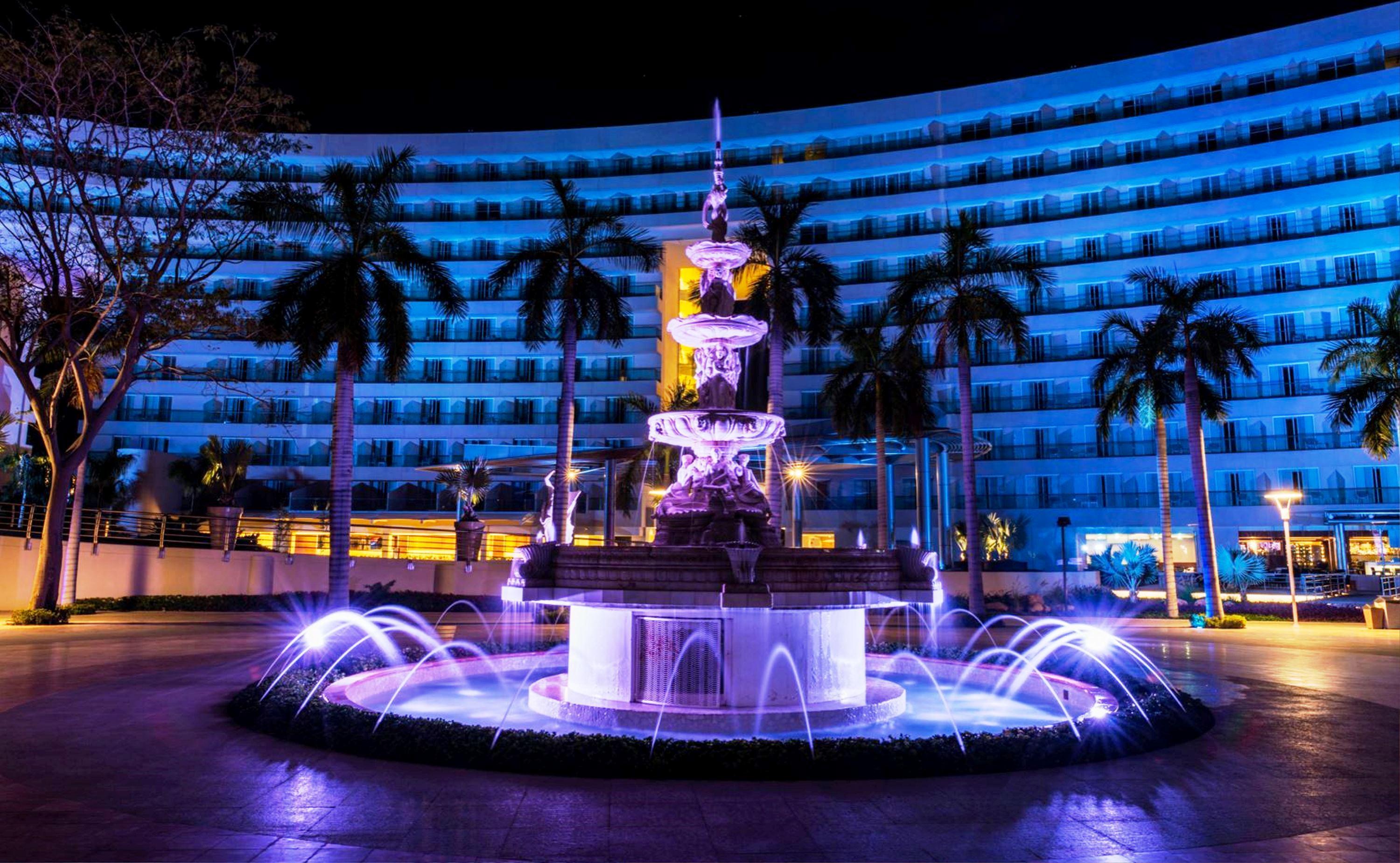 パラシオ ムンド インペリアル アカプルコ エクステリア 写真 Fountain at the Royal Plaza Hotel