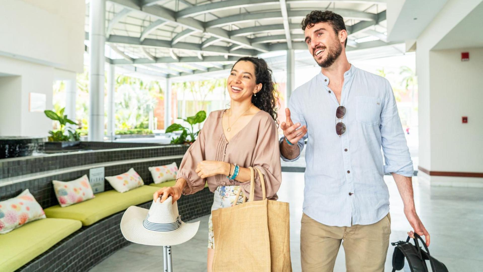 パラシオ ムンド インペリアル アカプルコ エクステリア 写真 A couple shopping