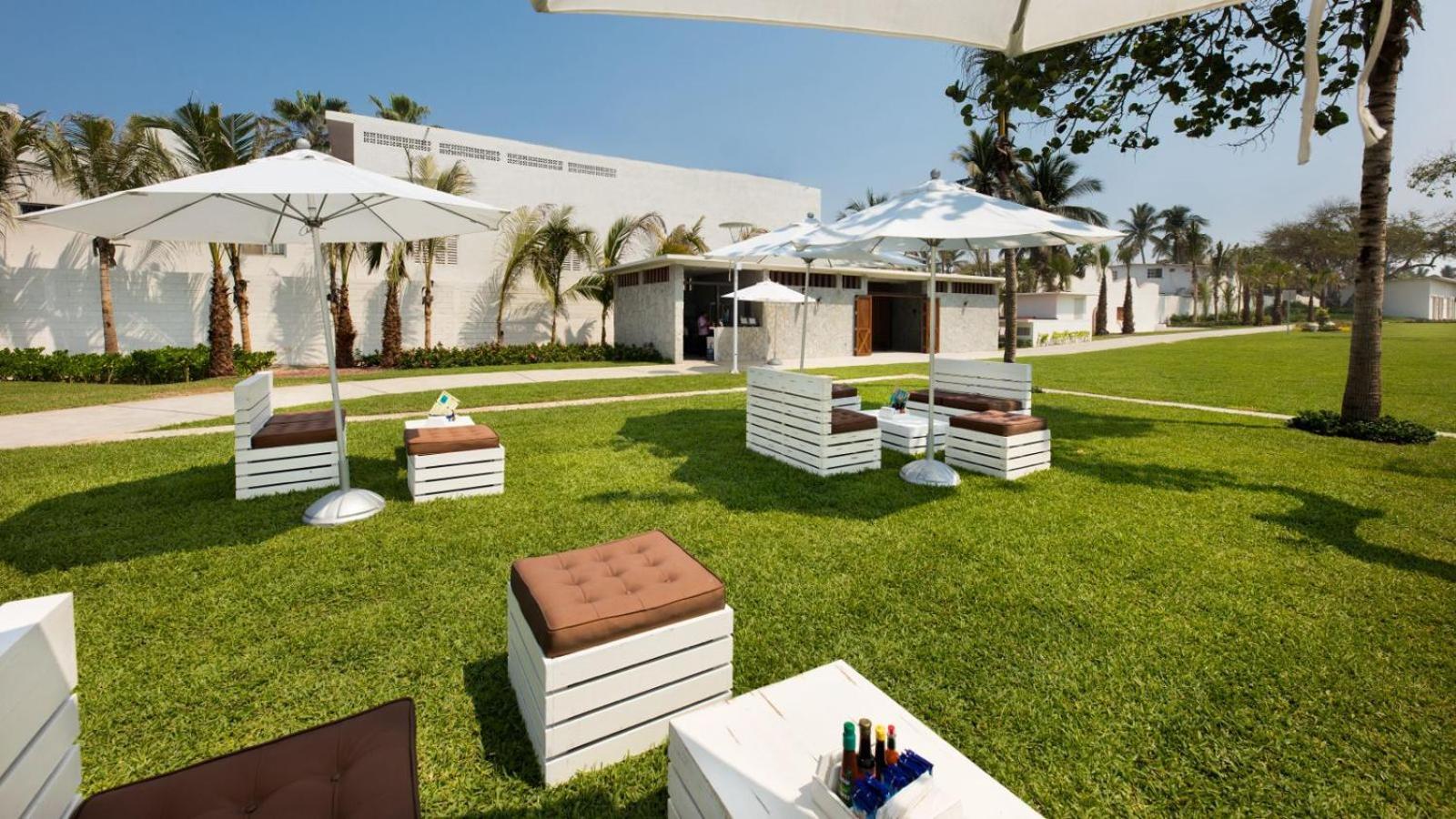 パラシオ ムンド インペリアル アカプルコ エクステリア 写真 The lawn at the Jumeirah Beach Hotel